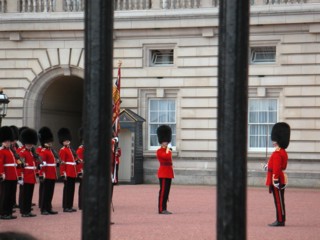 Перед Букингемским дворцом