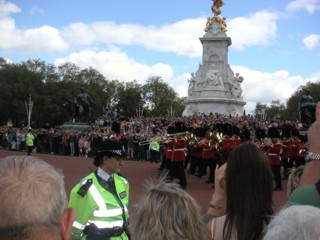 Перед Букингемским дворцом