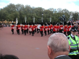 Перед Букингемским дворцом