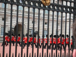 Перед Букингемским дворцом