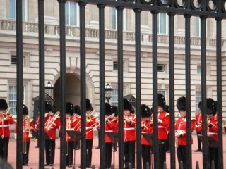 Перед Букингемским дворцом