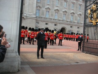 Перед Букингемским дворцом