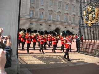 Перед Букингемским дворцом