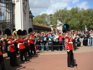 Перед Букингемским дворцом