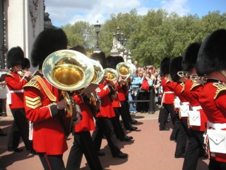 Перед Букингемским дворцом