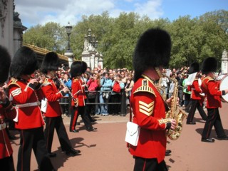 Перед Букингемским дворцом