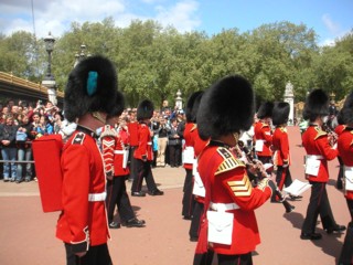 Перед Букингемским дворцом