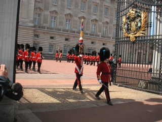 Перед Букингемским дворцом