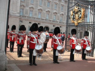 Перед Букингемским дворцом